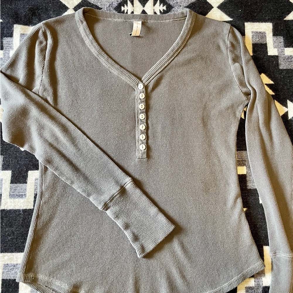 Smith & Rogue Gray V-Neck Waffle Women's Top